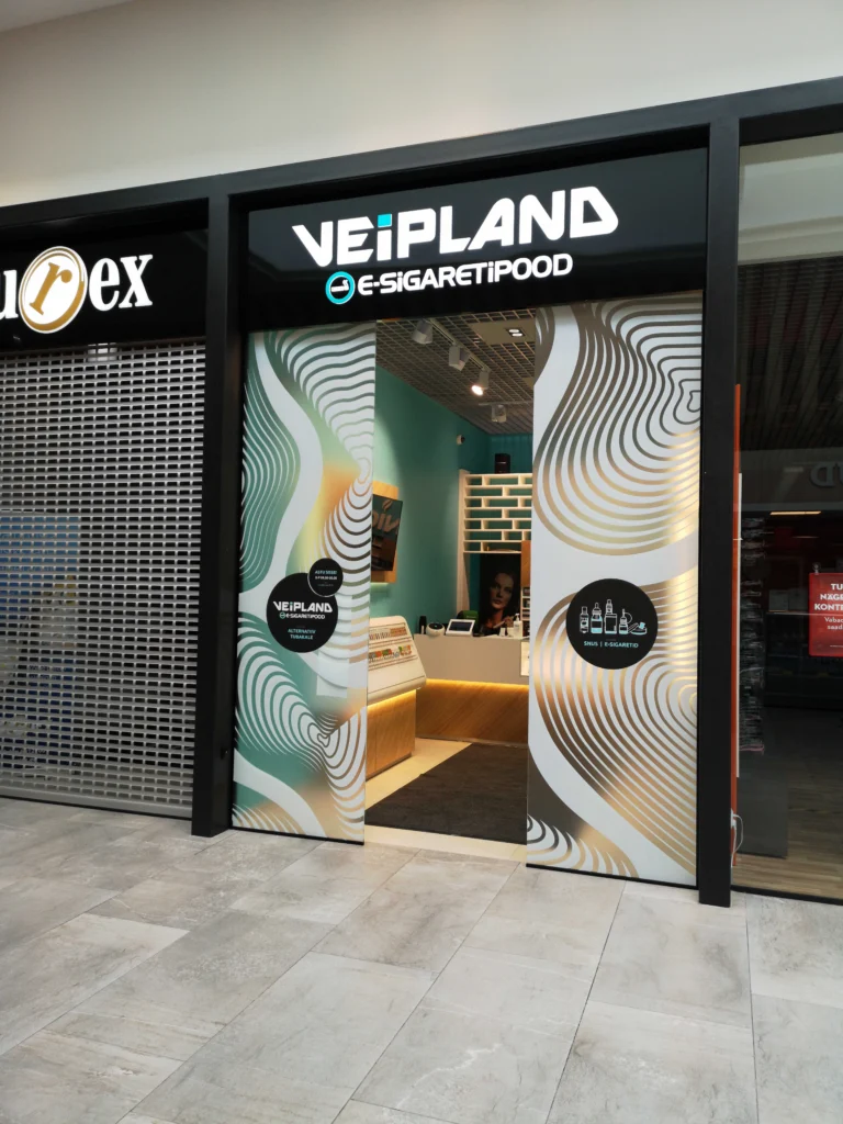 Kleebisreklaam vaateaknal Comdecori poolt paigaldatud kleebisreklaam kaupluse aknal.