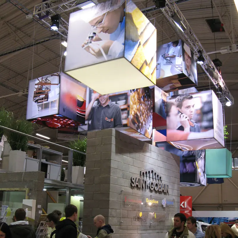 Rippuvad T-Flex kuubikud Messiboksi kohal rippuvad T-Flex reklaamkuubikud