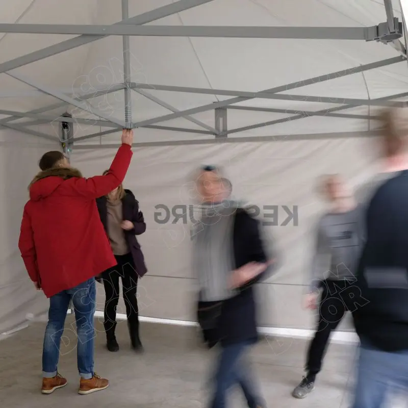 Trükitud logodega telk Suur telk seestvaates