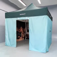 Brändätty pop-up-teltta omalla logolla