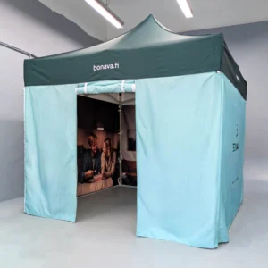 Brändätty pop-up-teltta omalla logolla
